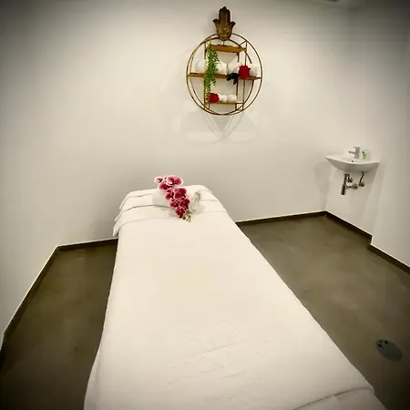 Royal Orchid فندق 4*